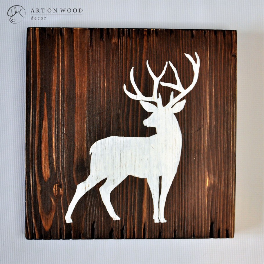 Голова оленя над камином