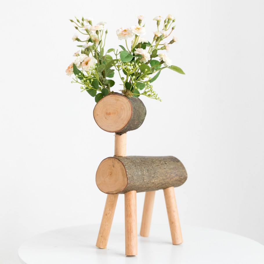 Олень из дерева