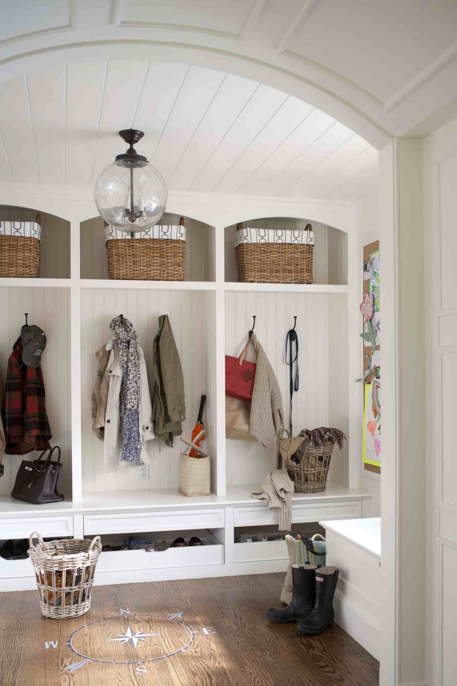 Прихожая в деревянном доме