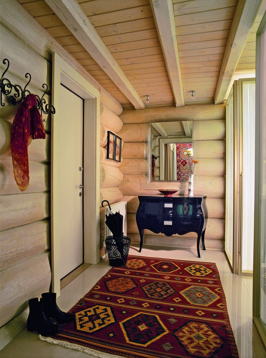 Прихожая в деревянном доме