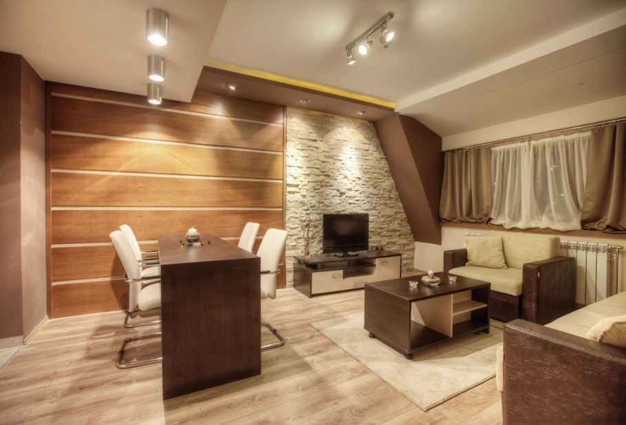 Отделка стен ламинатом и камнем