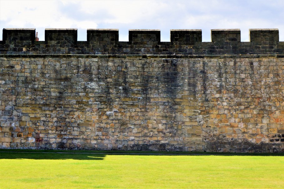 Каменные крепостные стены