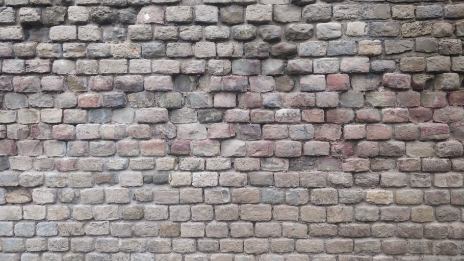 Кирпичная стена замка