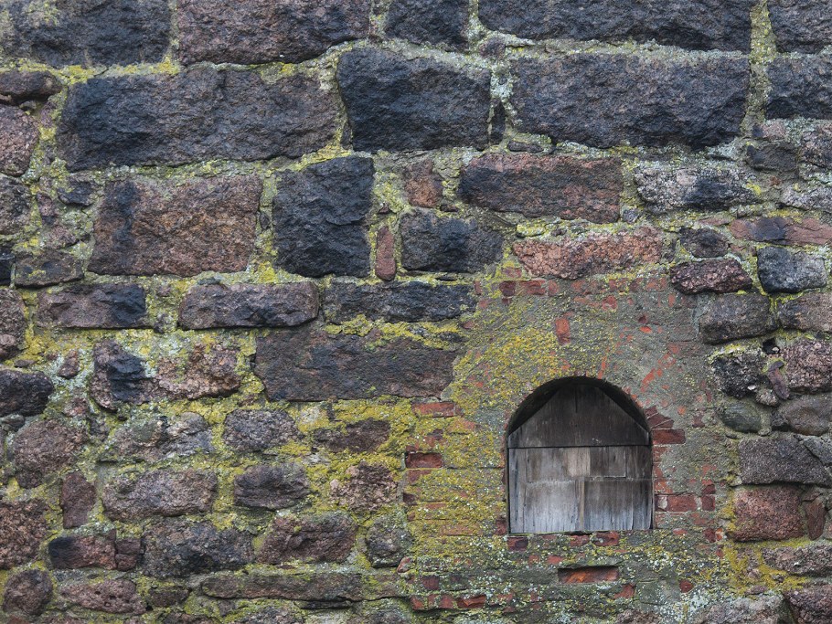 Стена старинного замка