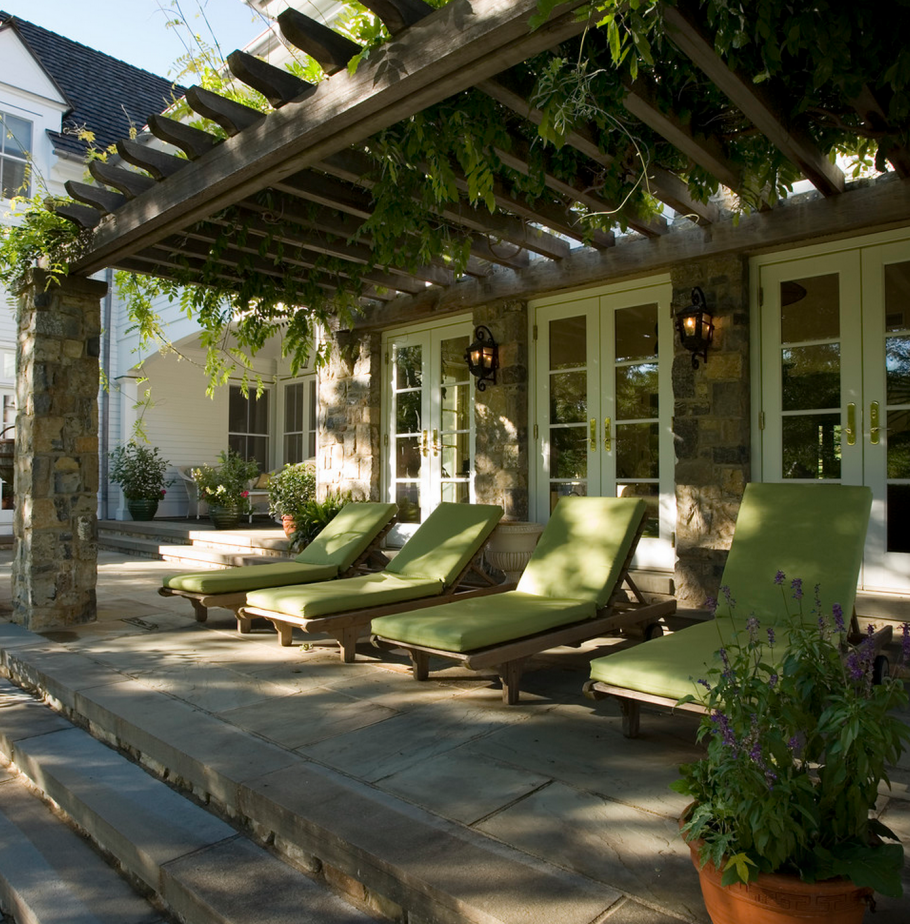 Патио с перголой