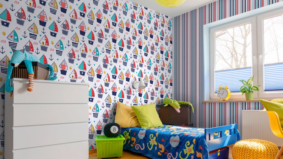 Цветочные обои в спальне