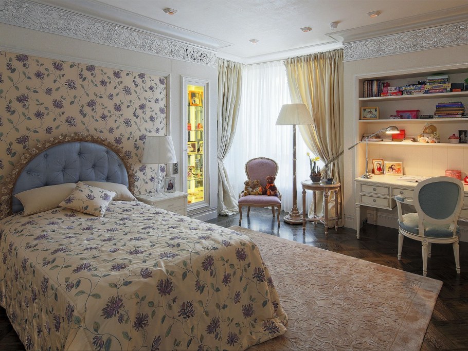 Пестрые обои в интерьере гостиной