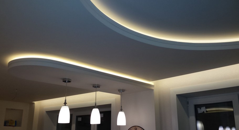 Классический потолок с подсветкой