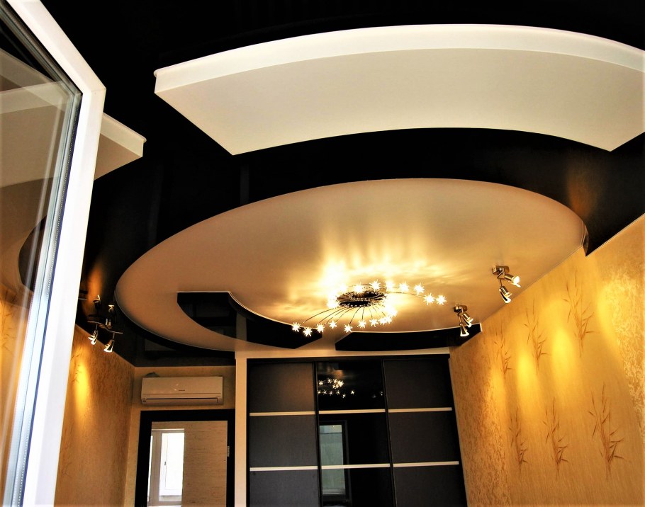 Двухуровневые натяжные потолки с подсветкой