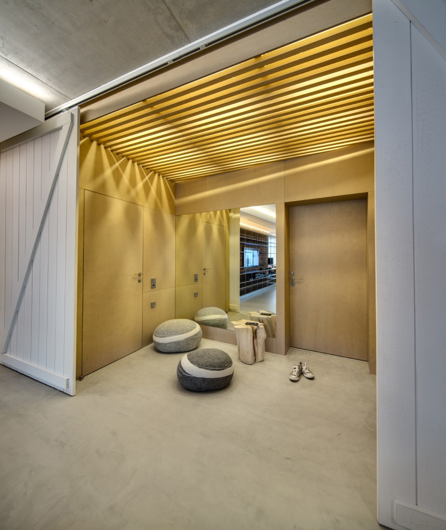 Деревянный потолок с подсветкой