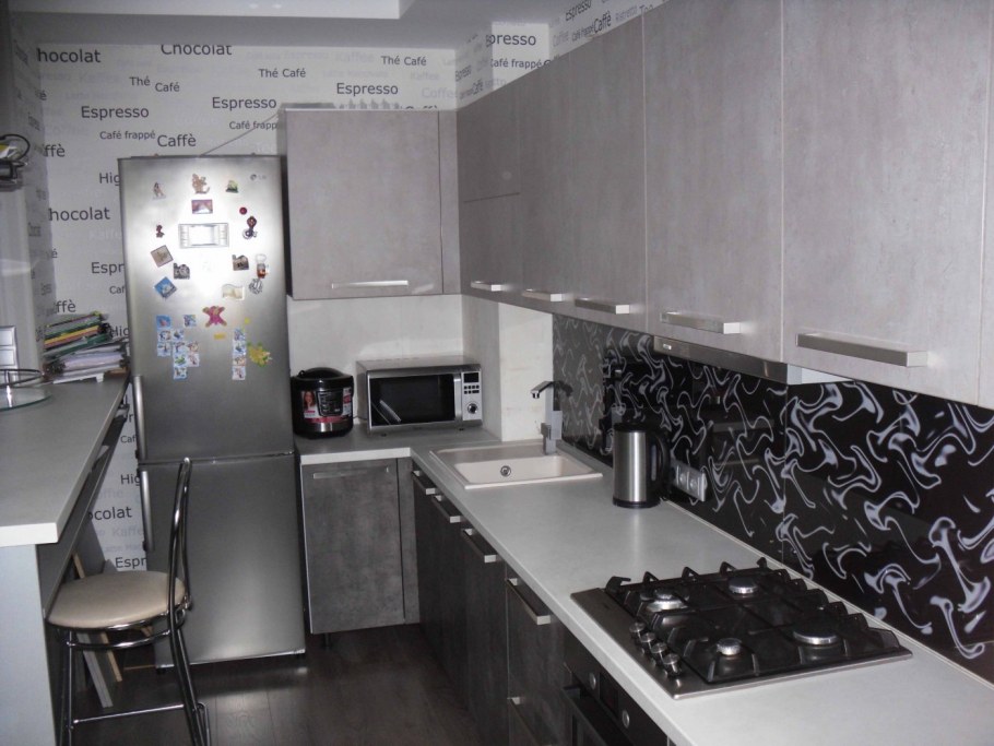 Угловые кухни к серым обоям