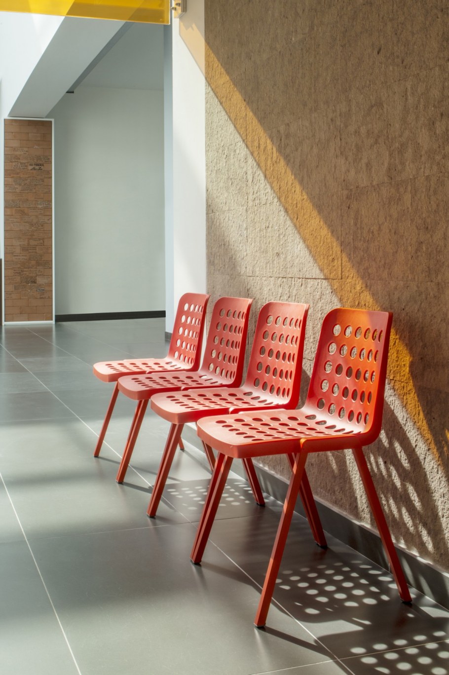 Пластиковые стулья в интерьере