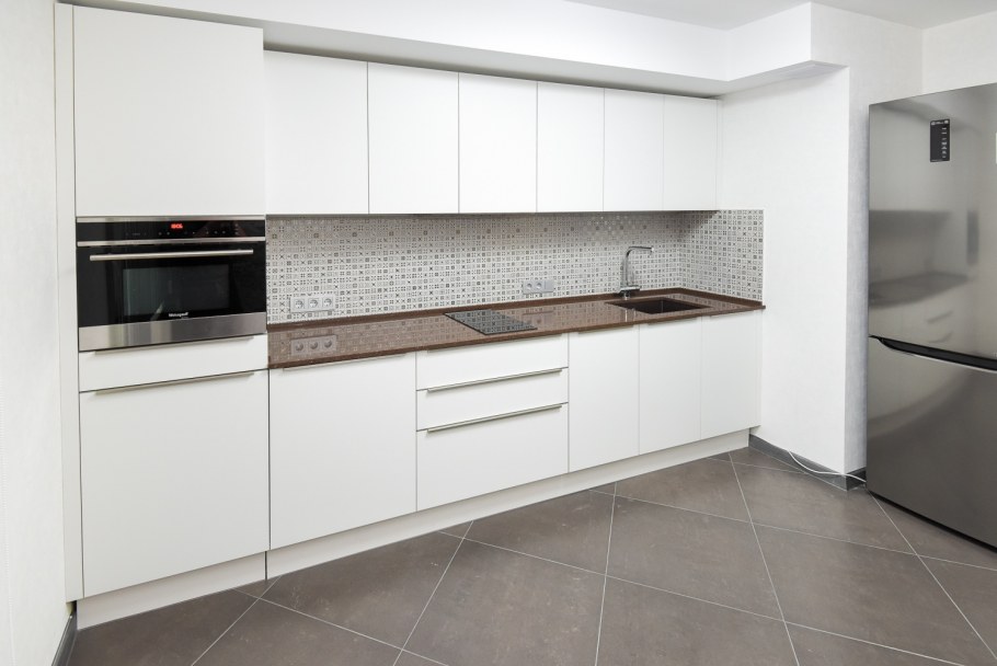 Белая глянцевая кухня