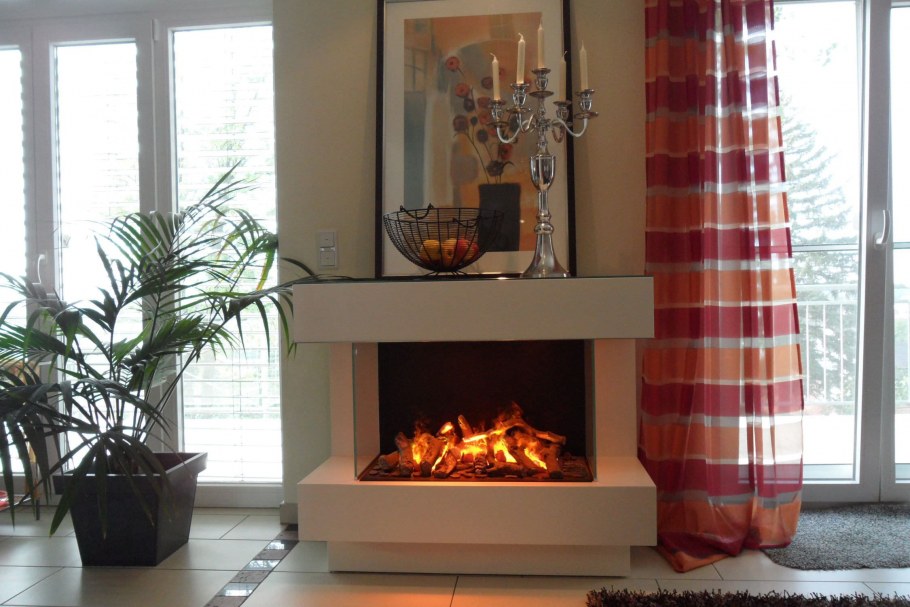 Камин у окна в интерьере