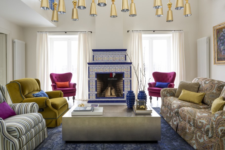 Камин между окнами в гостиной