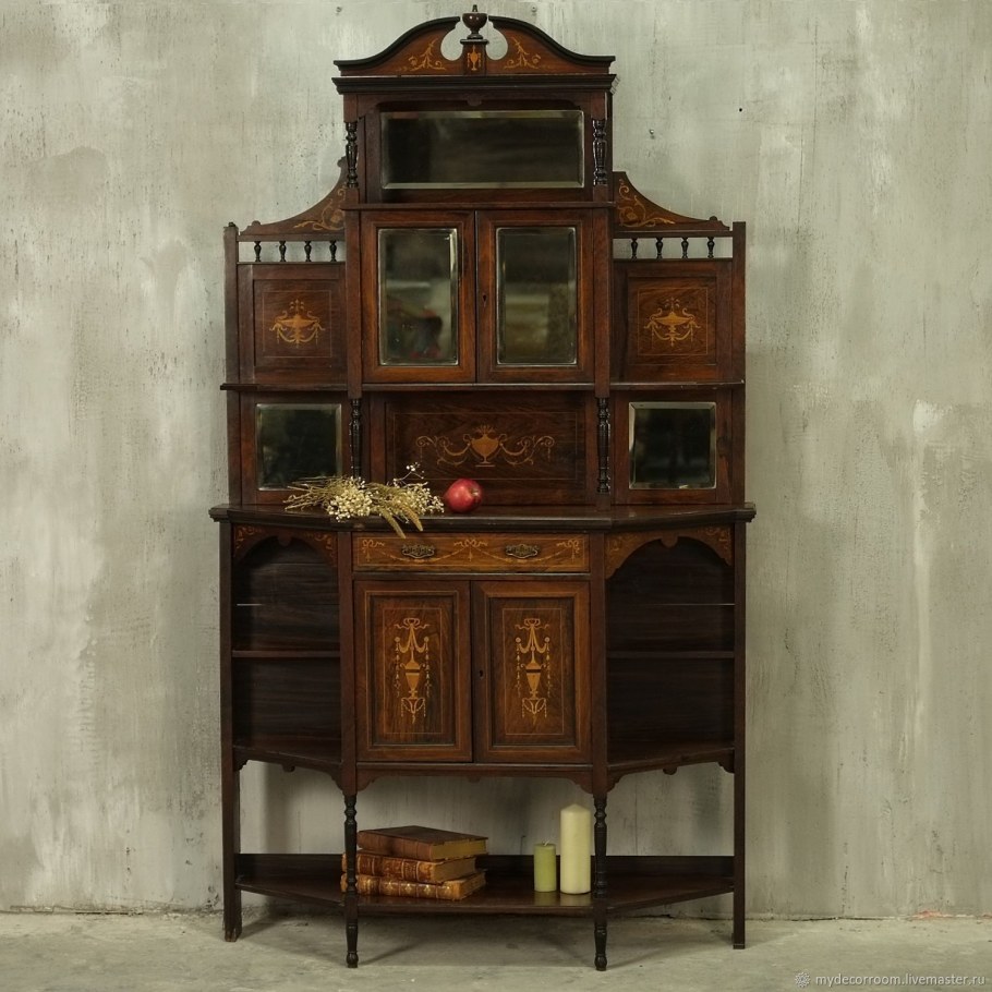 Старинный шкаф в интерьере