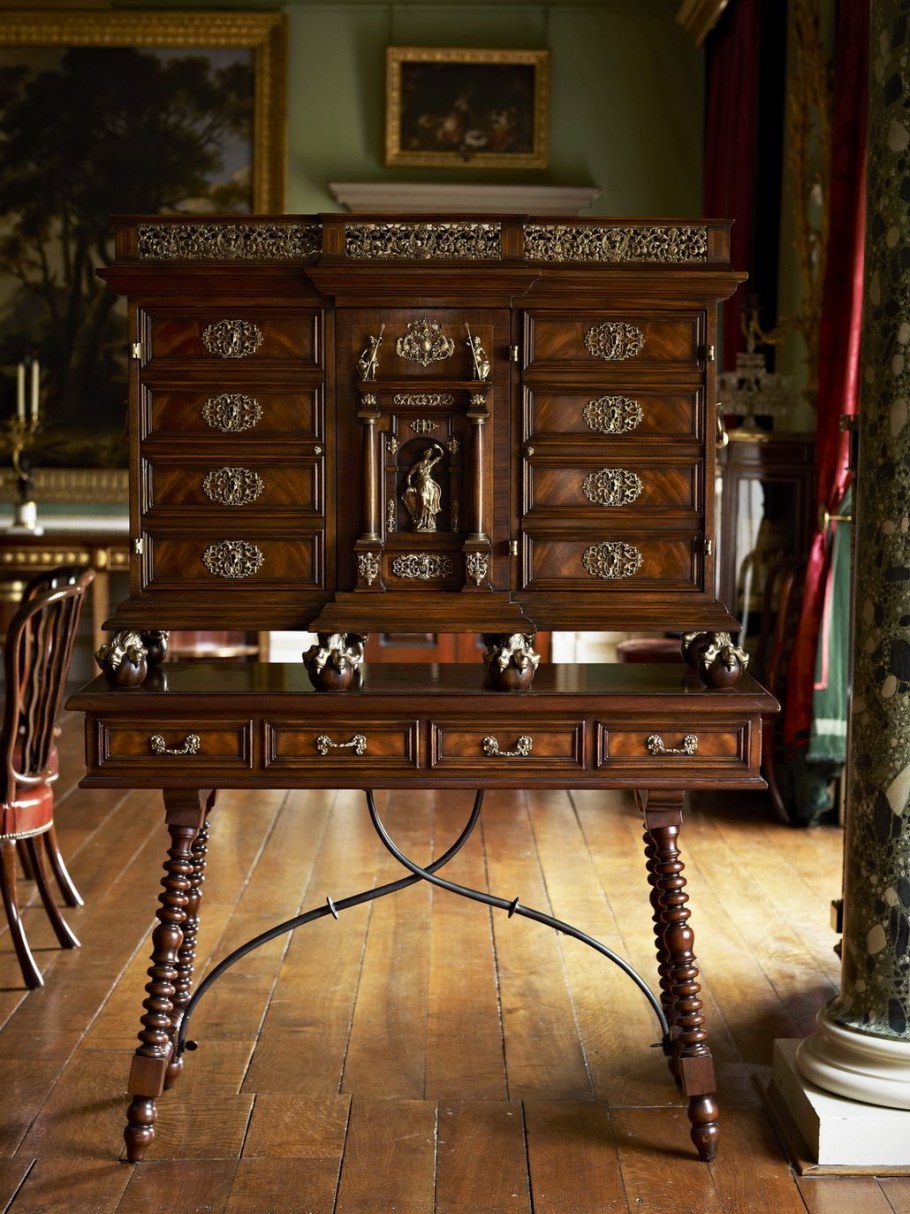 Старинный шкаф в интерьере