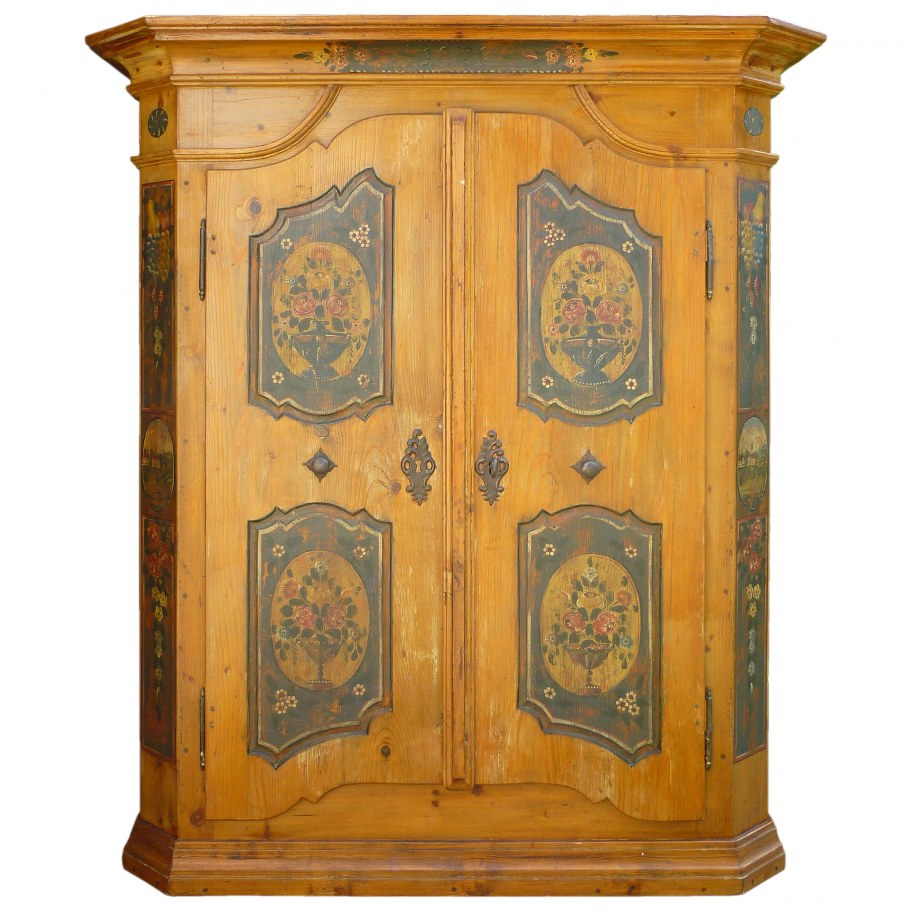 Антикварный дорогой шкаф