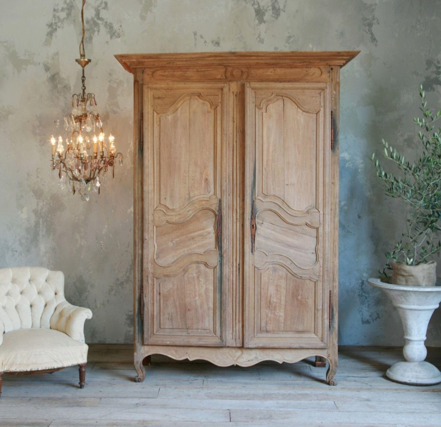 Зеленый старинный шкаф