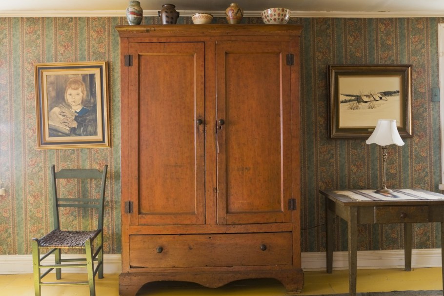 Дубовый шкаф 19 века
