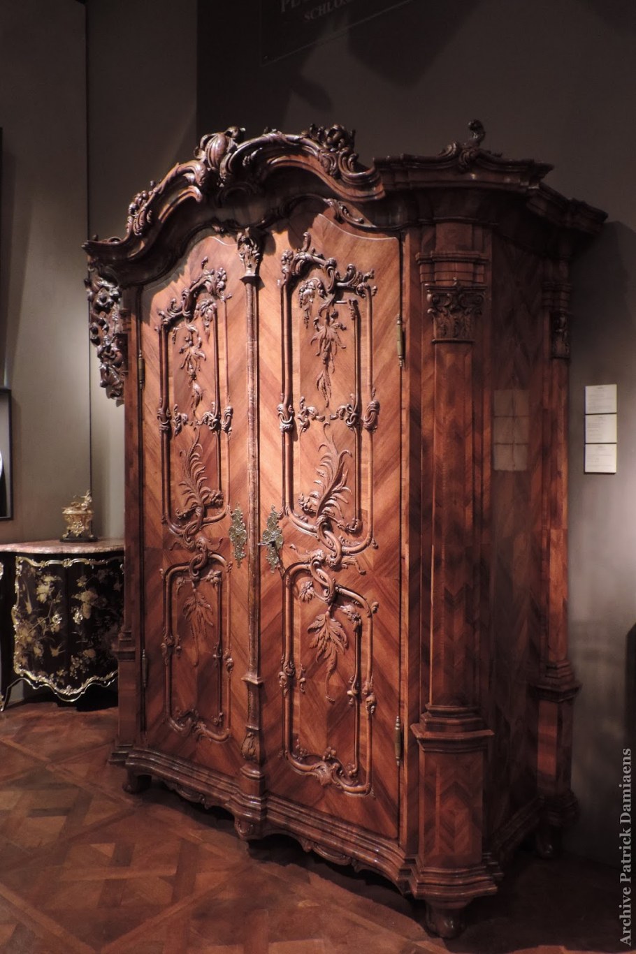 Антикварный шкафчик витрина