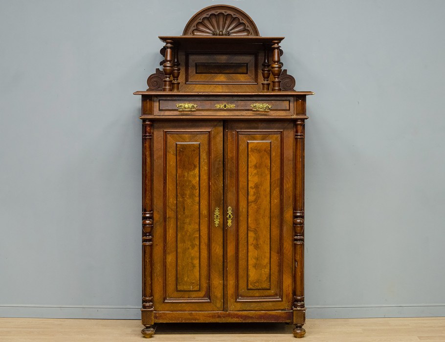 Старый платяной шкаф в современном интерьере