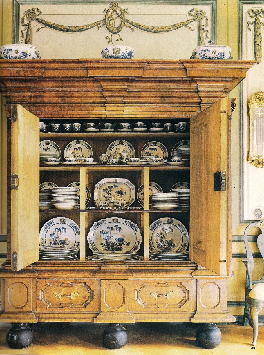 Расписная мебель в интерьере