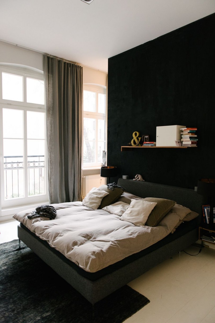 Черно бежевая спальня