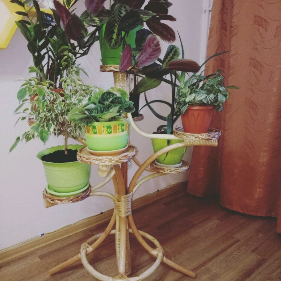 Плетеная подставка под цветы