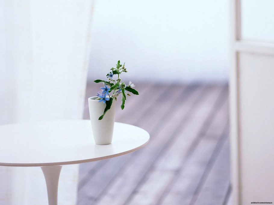 Белый стол на фоне окна