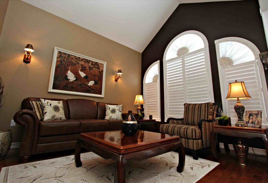 Интерьер гостиной с коричнево -золотистым диваном