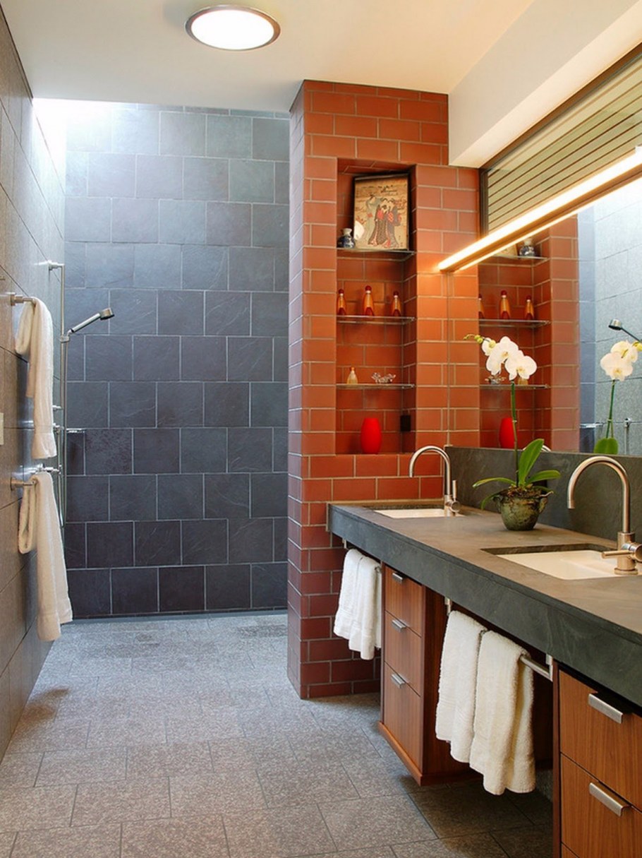 Узкая ванная комната с туалетом