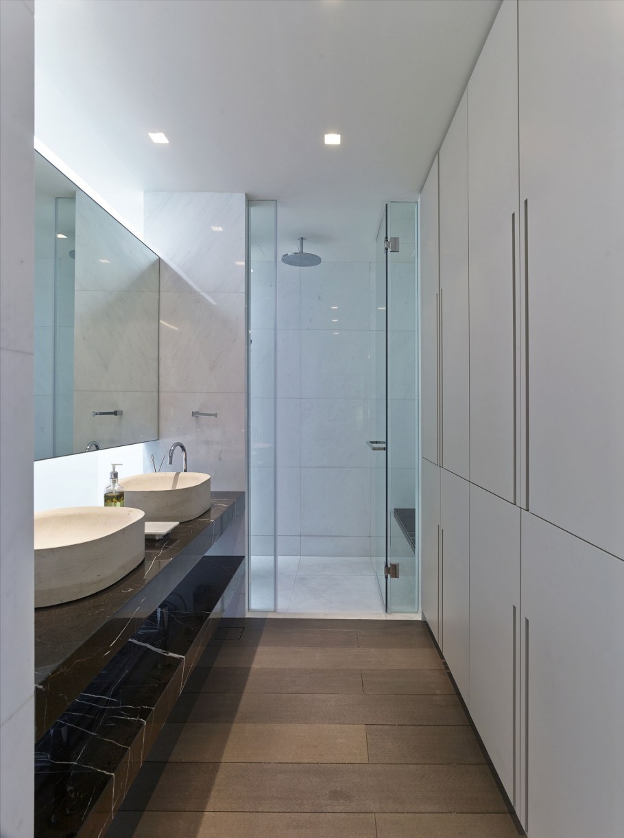 Узкая душевая комната