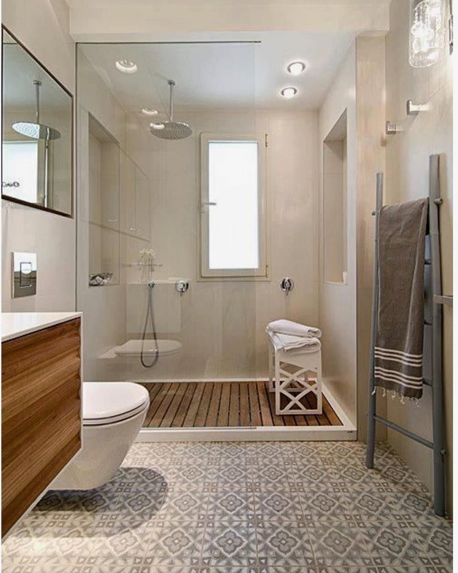 Узкая длинная ванная