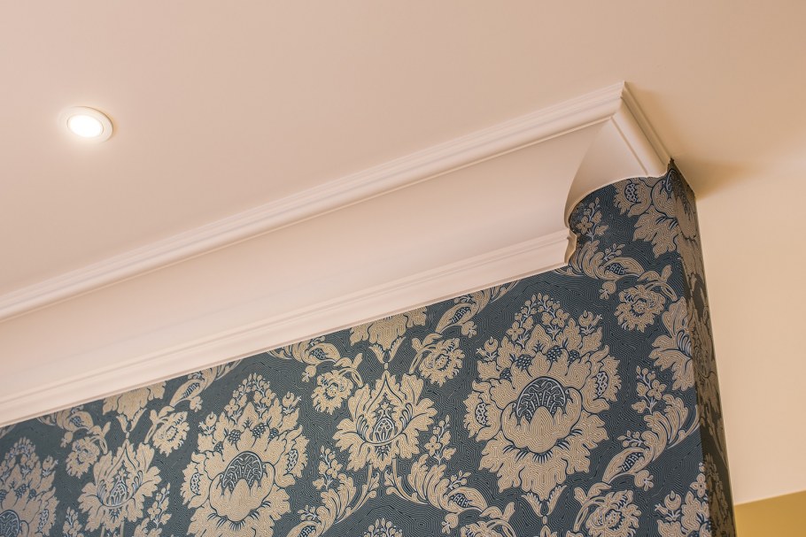 Багет на стене в спальне