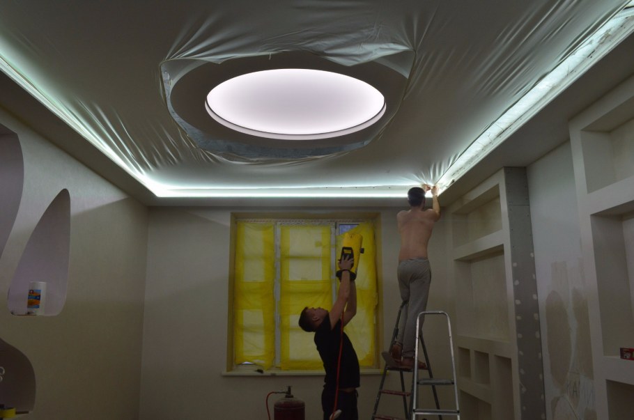 Креативная реклама натяжных потолков