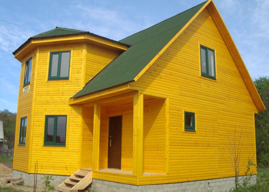 Желтый деревянный домик