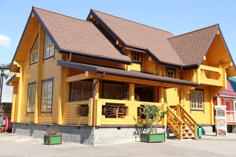 Желто коричневый деревянный дом