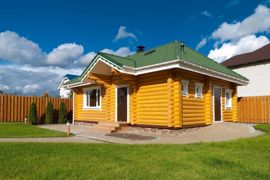 Дом желтого цвета