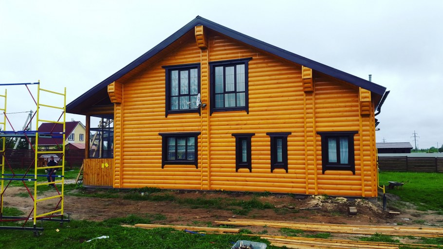 Дом оранжевого цвета