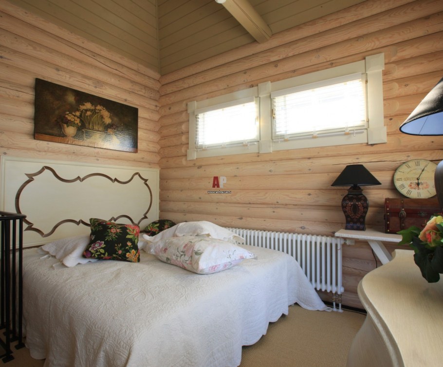 Спальня в доме из бруса оцилиндрованного