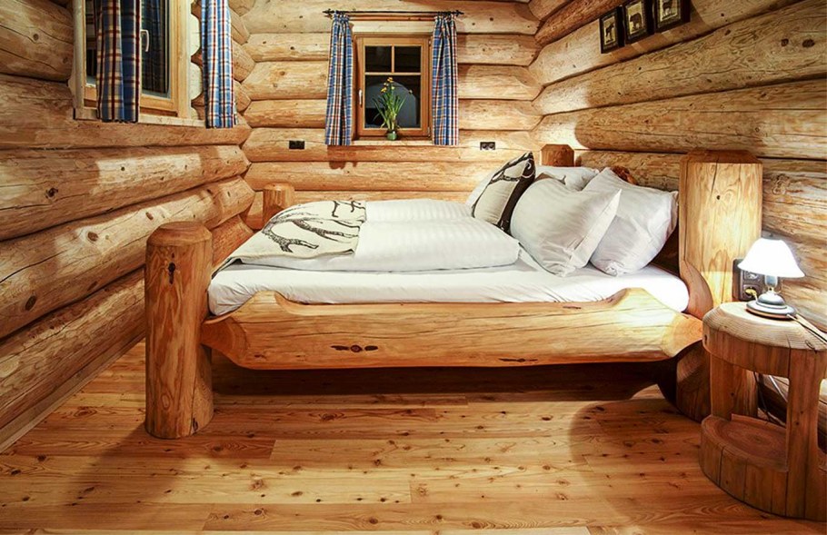 Серая спальня в бревенчатом доме
