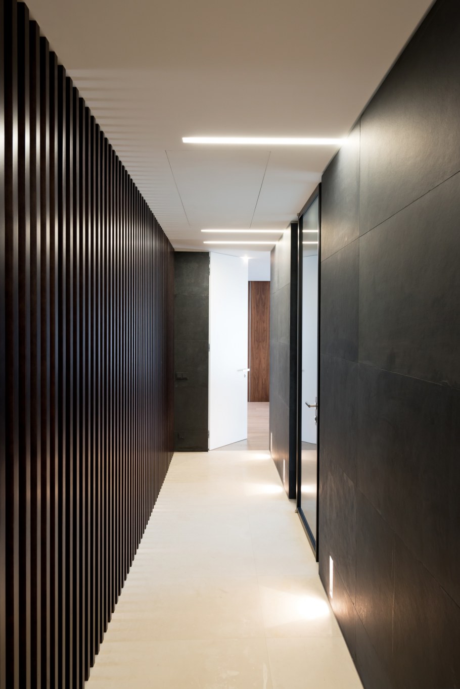 Рейки в прихожей