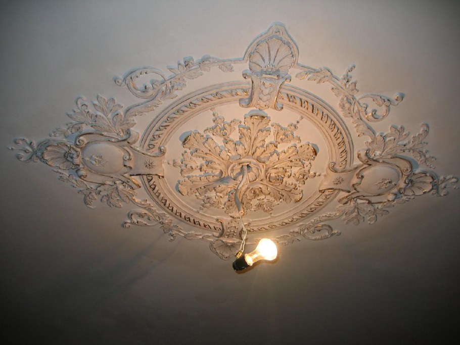 Лепнина на потолке около люстры