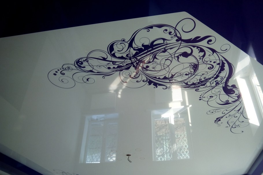 Натяжные потолки с орнаментом