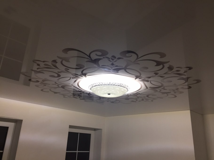 Контурный потолок с люстрой