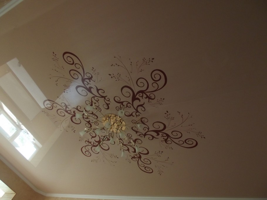 Натяжные потолки с орнаментом