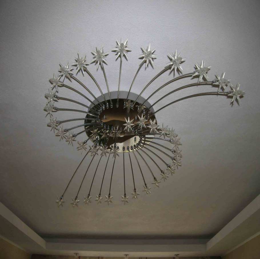 Натяжной потолок резной светильник в