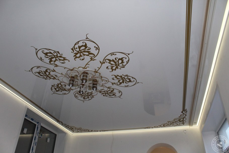 Потолок белый с серебром