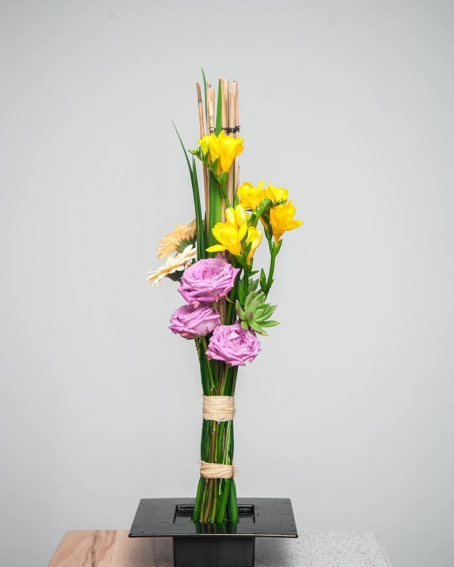 Композиция в высокой вазе